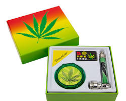 RASTA LEAF DRIPPING – GLASS WATER PIPE – GIFT SET– INCLUDES GRINDER & PAPERS – 1CT – GB0335 – [MSRP: $75]